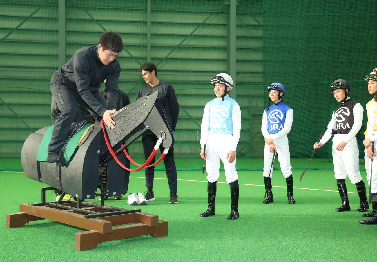 訓練用木馬を体験試乗する日本ハム渋谷（左）（撮影・河田真司）