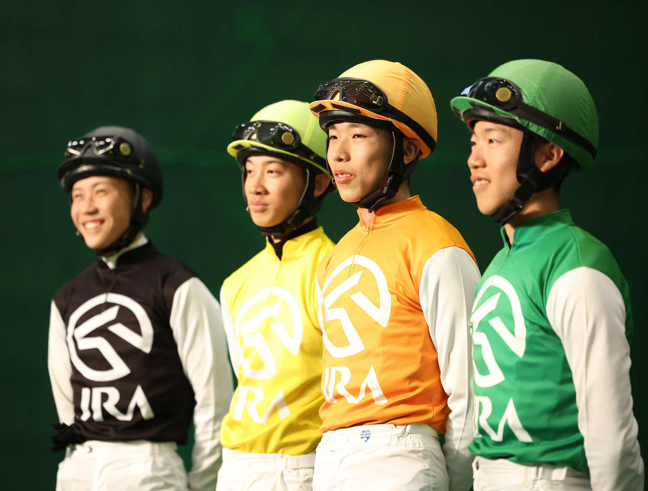日本ハム高卒新入団選手との交流会に臨む和田陽希（左から3人目）ら競馬学校騎手課程41期生（撮影・河田真司）
