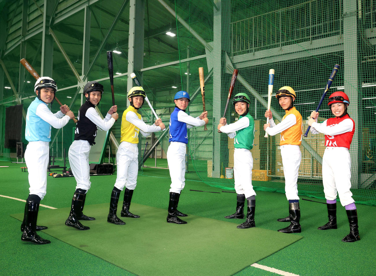 野球バットを手に写真に納まる競馬学校騎手課程41期生。左から上里、遠藤、舟山、田山、森田、和田、谷原（撮影・河田真司）