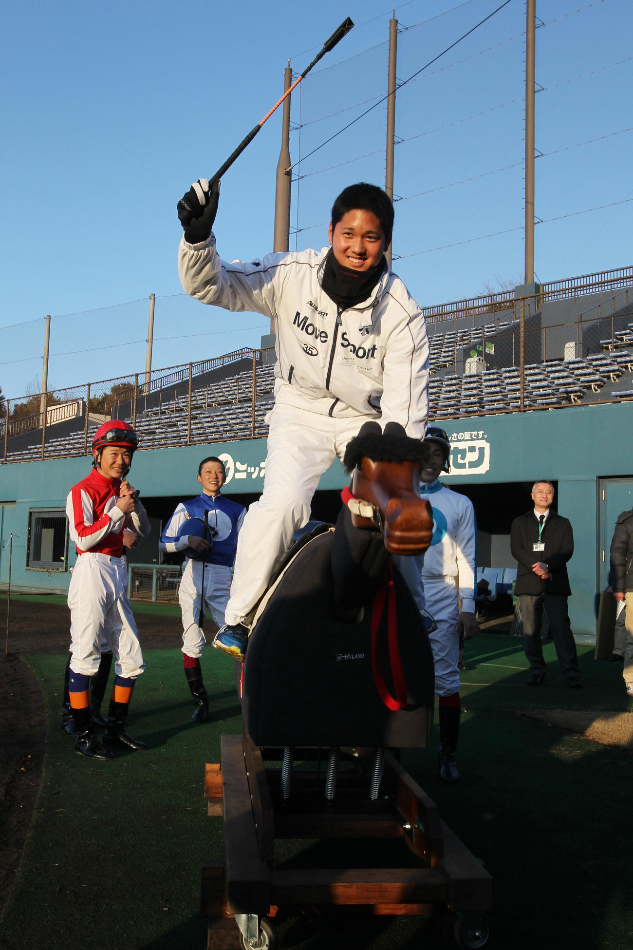 13年1月、交流会で練習用木馬に騎乗する日本ハム大谷