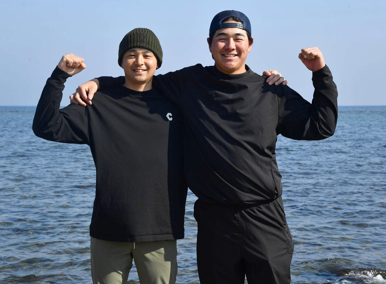 海を背に笑顔で肩を組む川瀬兄弟。左は兄のソフトバンク川瀬晃、右は弟のオリックス川瀬堅斗（撮影・岩下翔太）