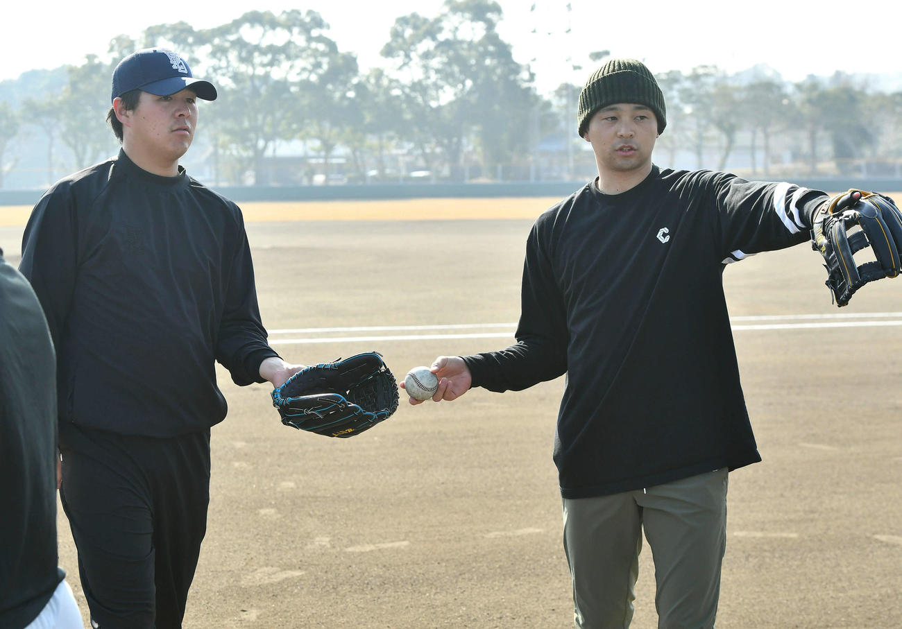 弟のオリックス川瀬堅斗（左）とのキャッチボールを終えて話すソフトバンク川瀬晃（撮影・岩下翔太）