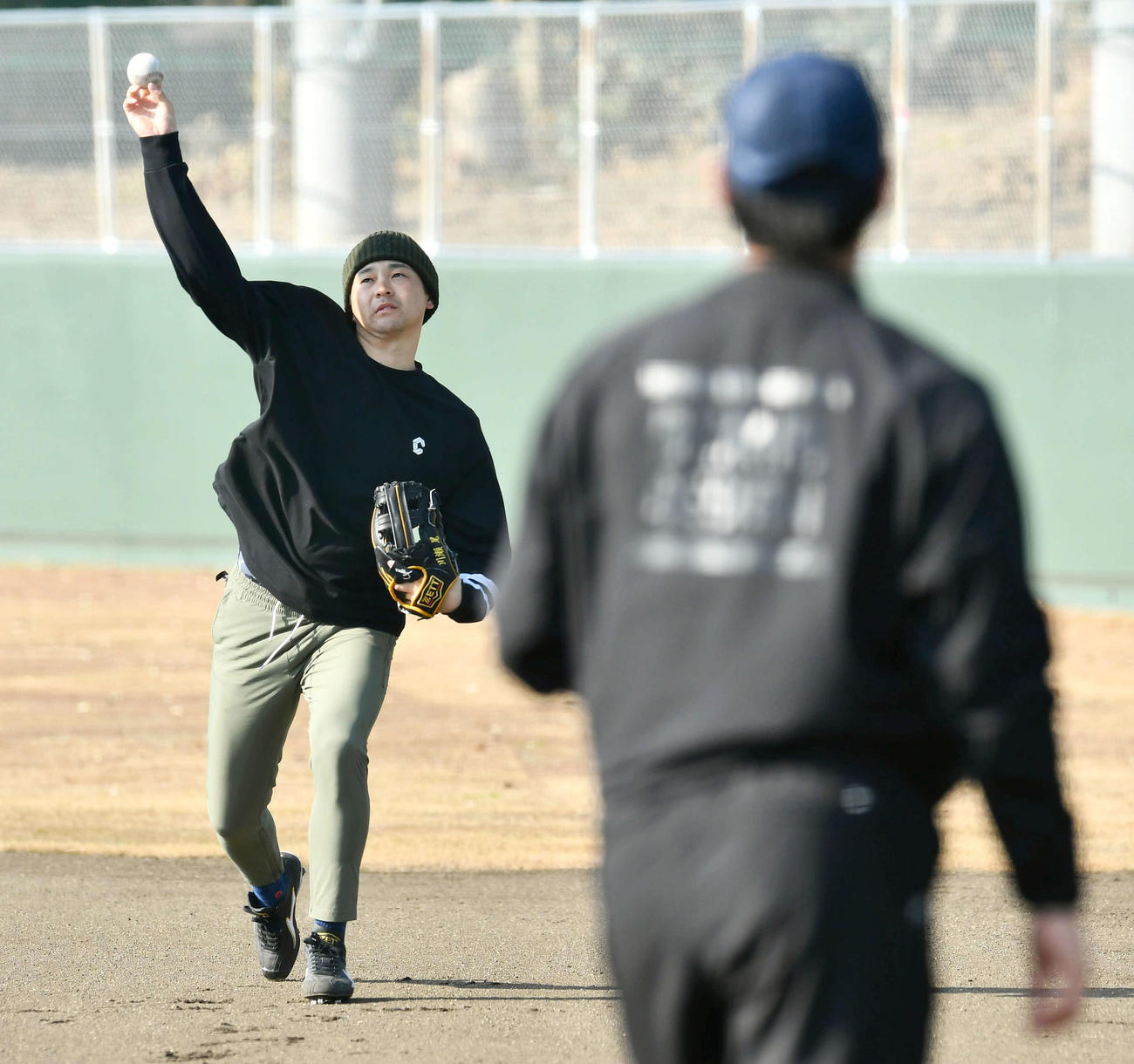 弟のオリックス川瀬堅斗（手前）とキャッチボールを行うソフトバンク川瀬晃（撮影・岩下翔太）