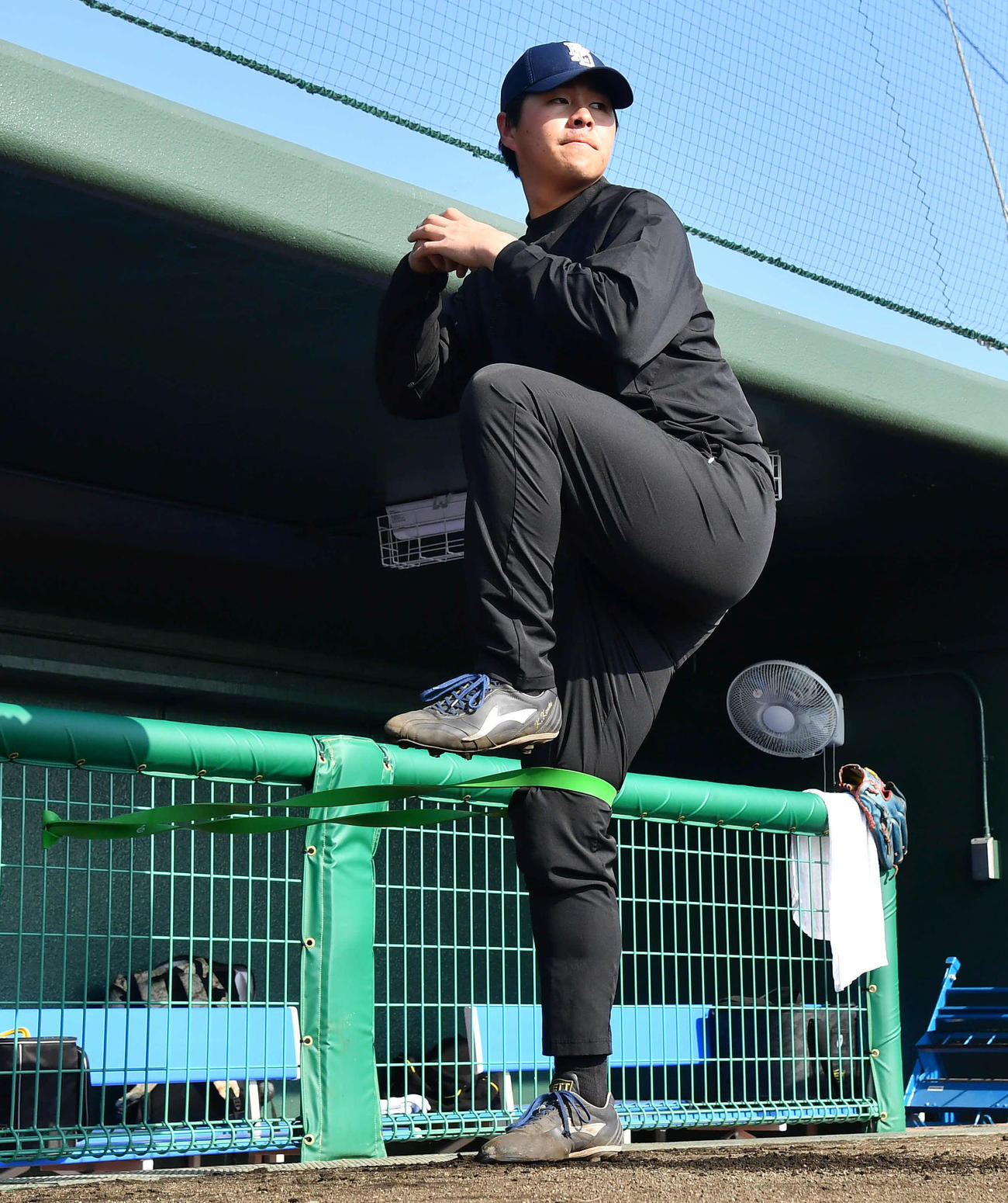 チューブトレーニングを行うオリックス川瀬（撮影・岩下翔太）