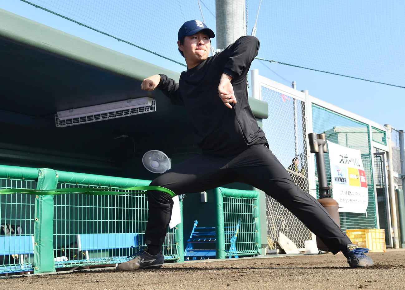 チューブトレーニングを行うオリックス川瀬（撮影・岩下翔太）