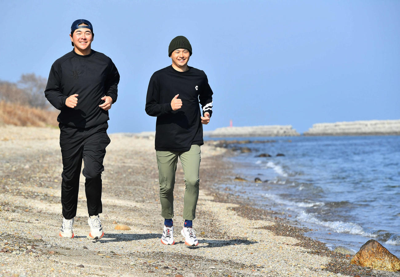 快晴の海岸を走る川瀬兄弟。左は弟のオリックス川瀬堅斗、右は兄のソフトバンク川瀬晃（撮影・岩下翔太）