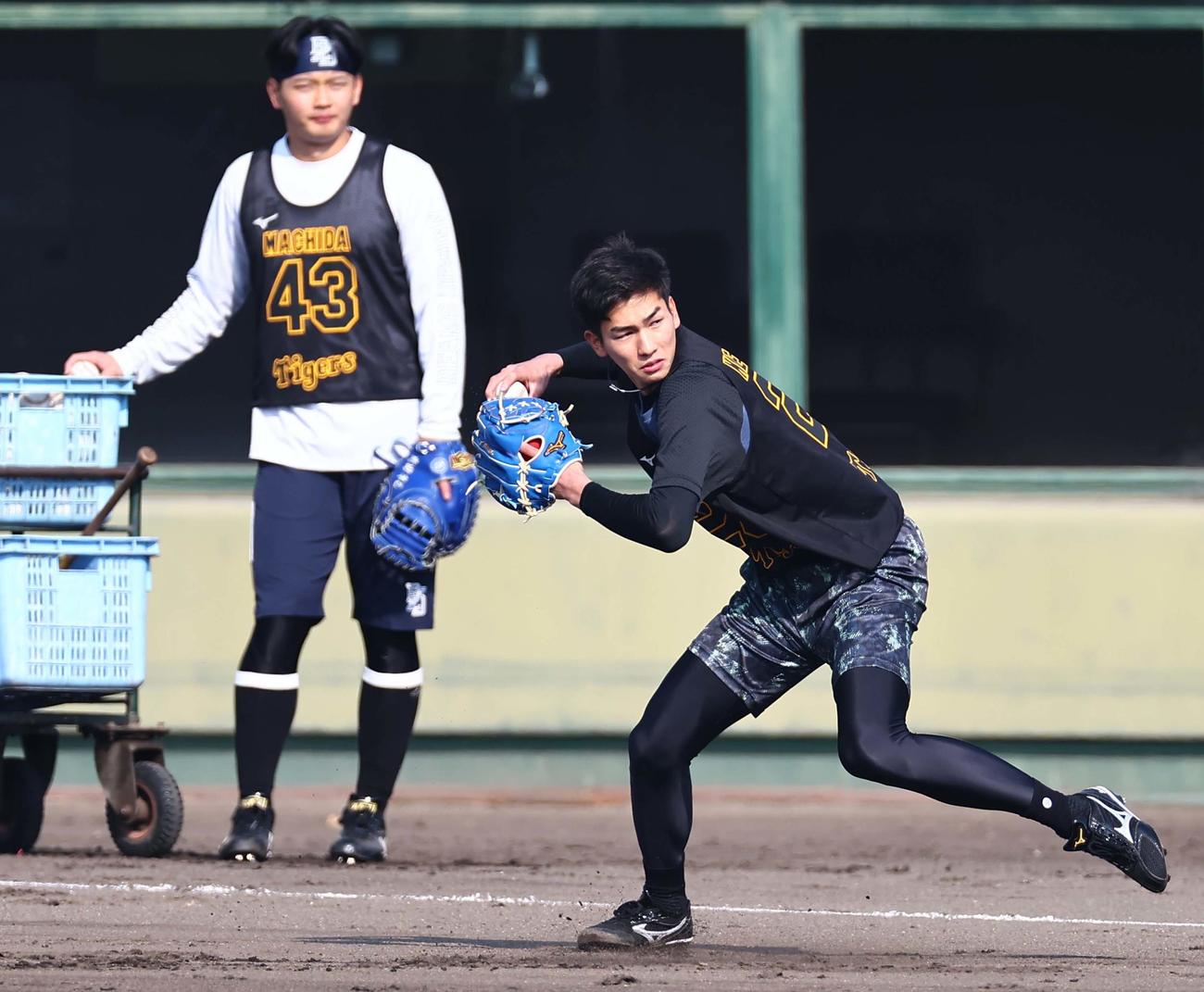 投内連係プレーの練習で三塁へ送球する今朝丸。左は町田（撮影・上田博志）