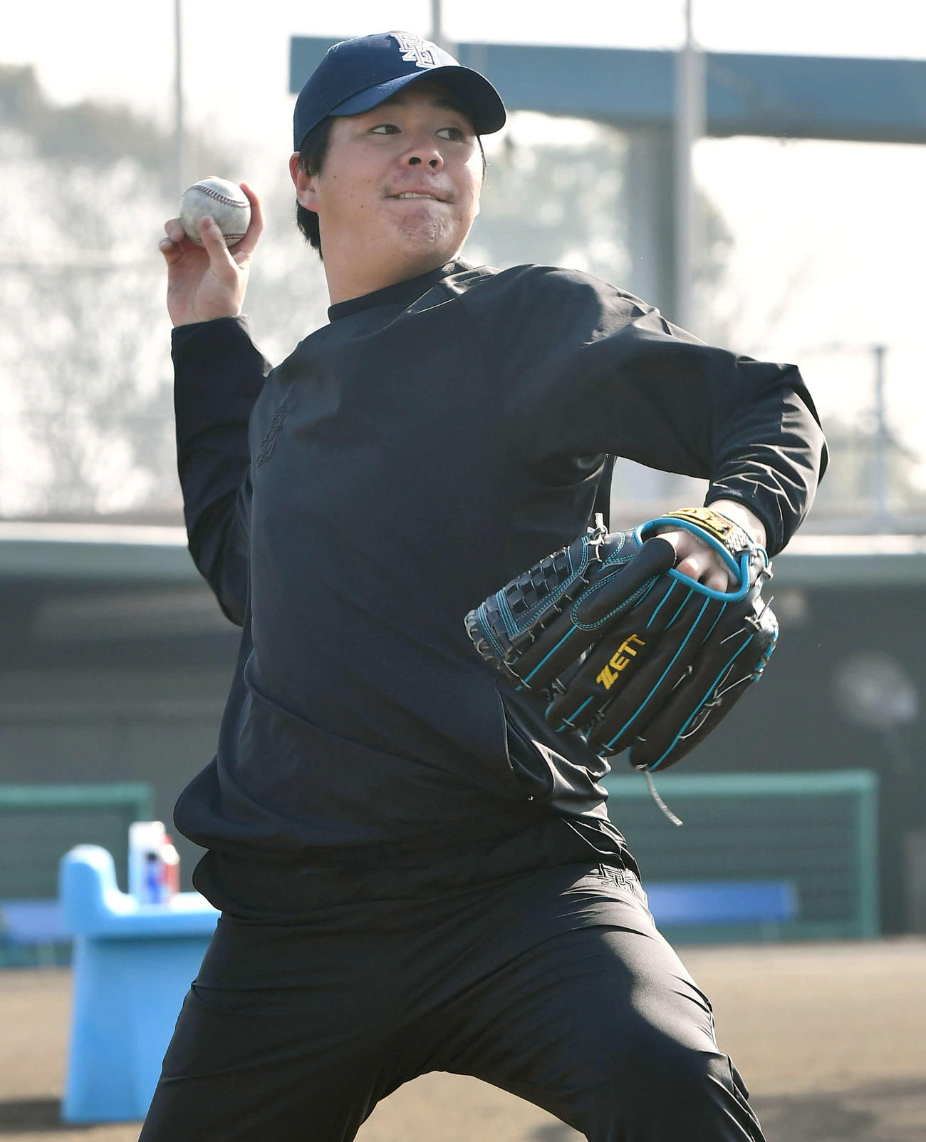 キャッチボールを行うオリックス川瀬（撮影・岩下翔太）