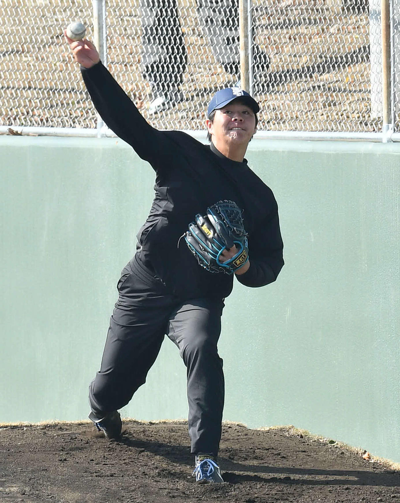 ブルペンで投球するオリックス川瀬（撮影・岩下翔太）