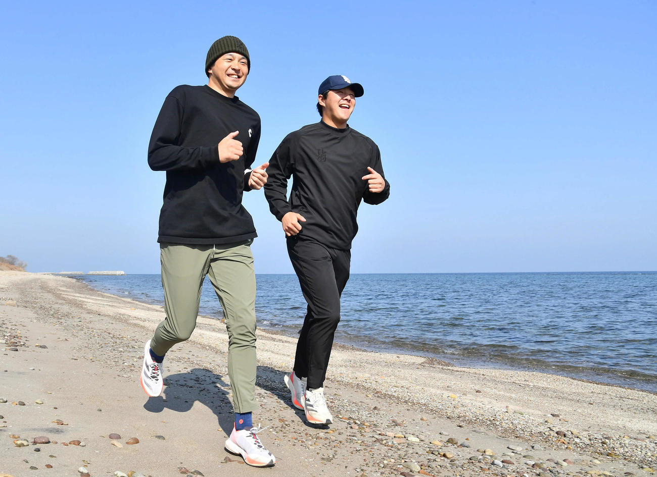 快晴の海岸を走る川瀬兄弟。左は兄のソフトバンク川瀬晃、右は弟のオリックス川瀬堅斗（撮影・岩下翔太）