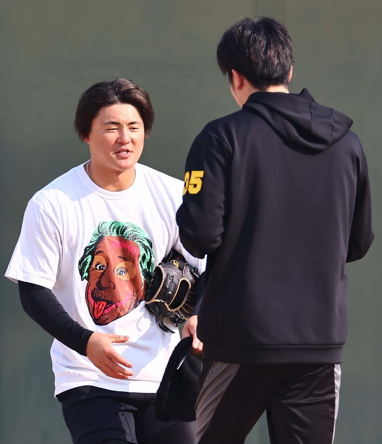 才木浩人（右）にあいさつをする前川（撮影・上田博志）