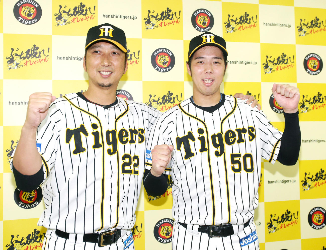 19年オールスターにそろって監督推薦で選出された藤川球児（左）と青柳晃洋