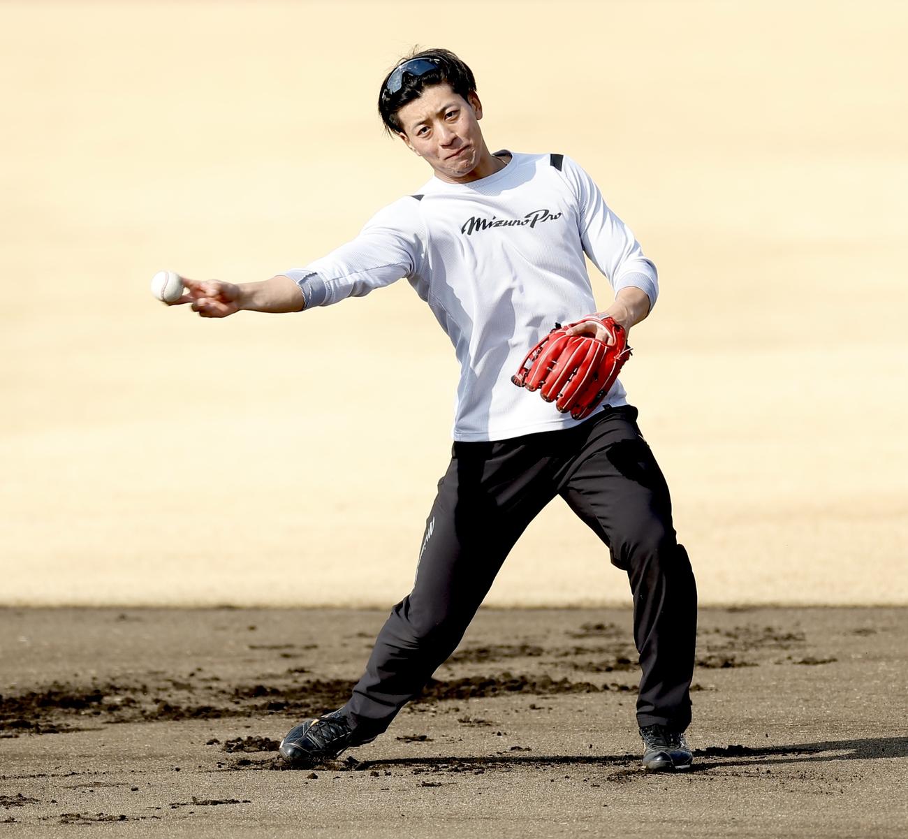 二塁守備練習に臨む日本ハム古川（撮影・河田真司）