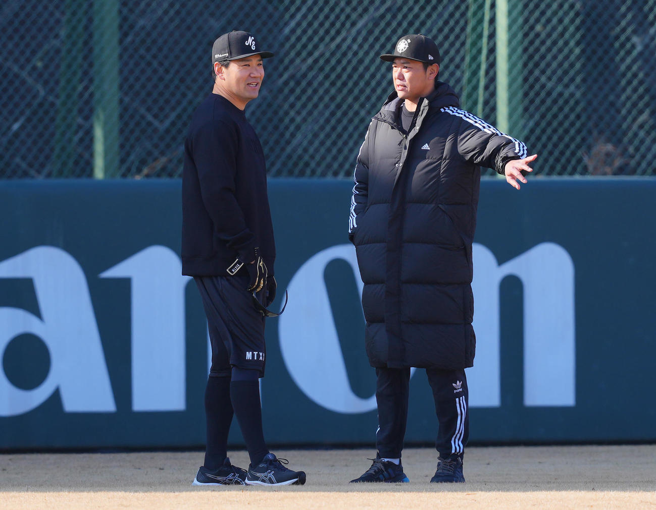 自主トレ中、談笑する巨人田中将（左）と内海投手コーチ（撮影・垰建太）