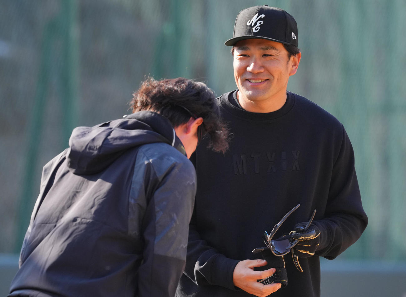 自主トレ中、巨人井上（左）のあいさつを受け笑顔を見せる田中将（撮影・垰建太）