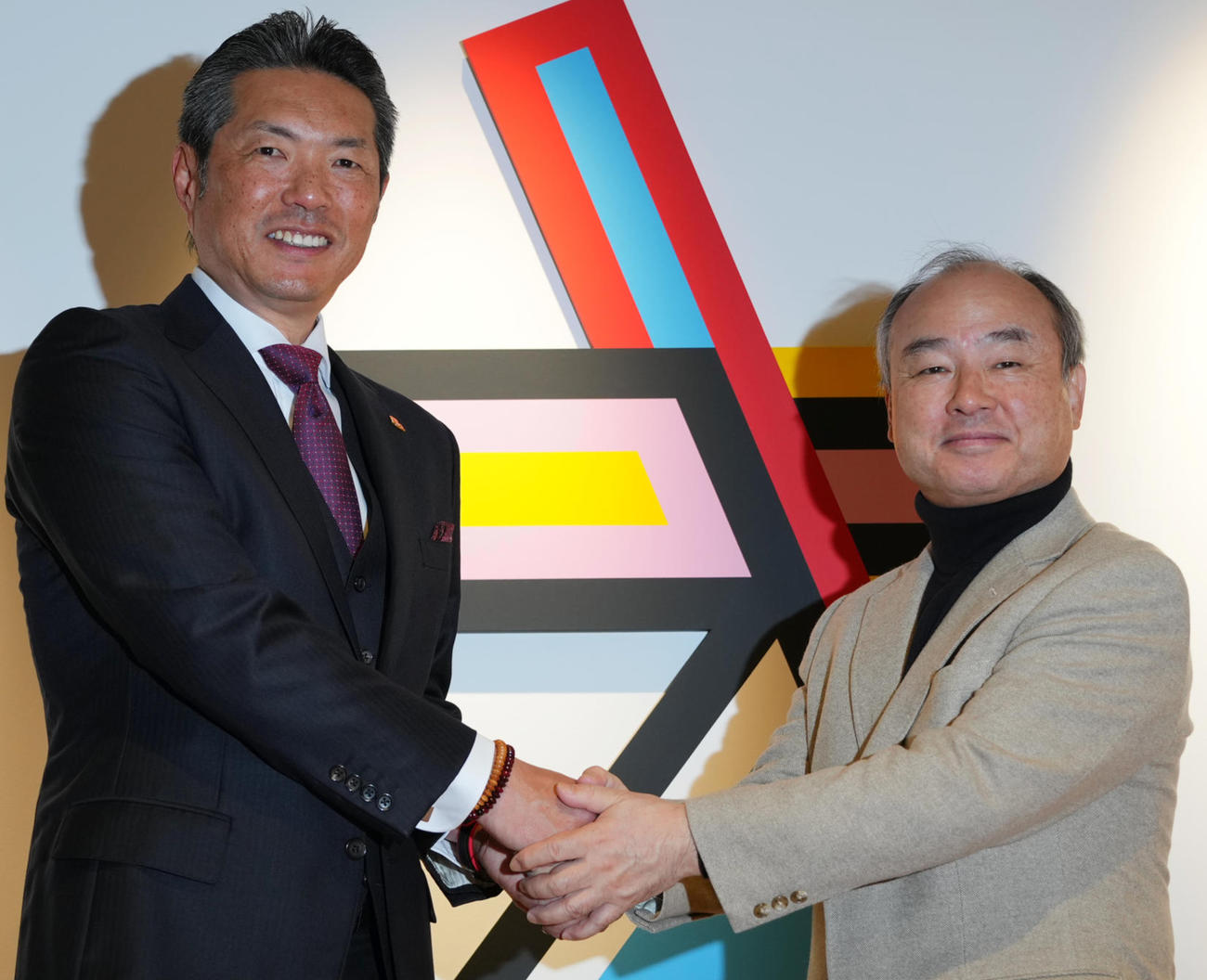 ソフトバンク本社を訪れ、孫オーナー（右）に握手であいさつするソフトバンク小久保監督（撮影・菅敏）
