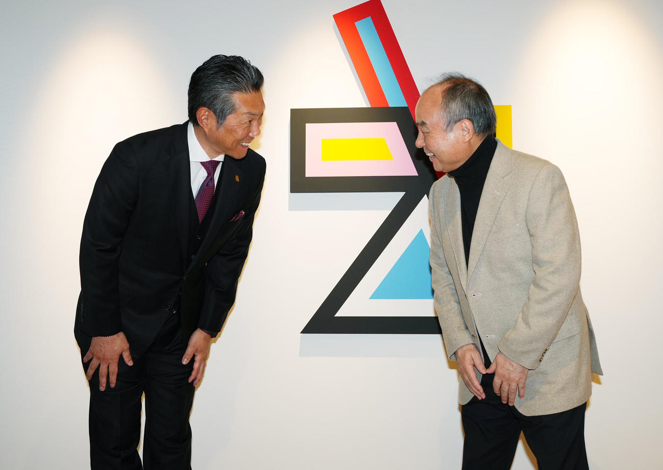 ソフトバンク本社を訪れ、孫オーナー（右）にあいさつするソフトバンク小久保監督（撮影・菅敏）
