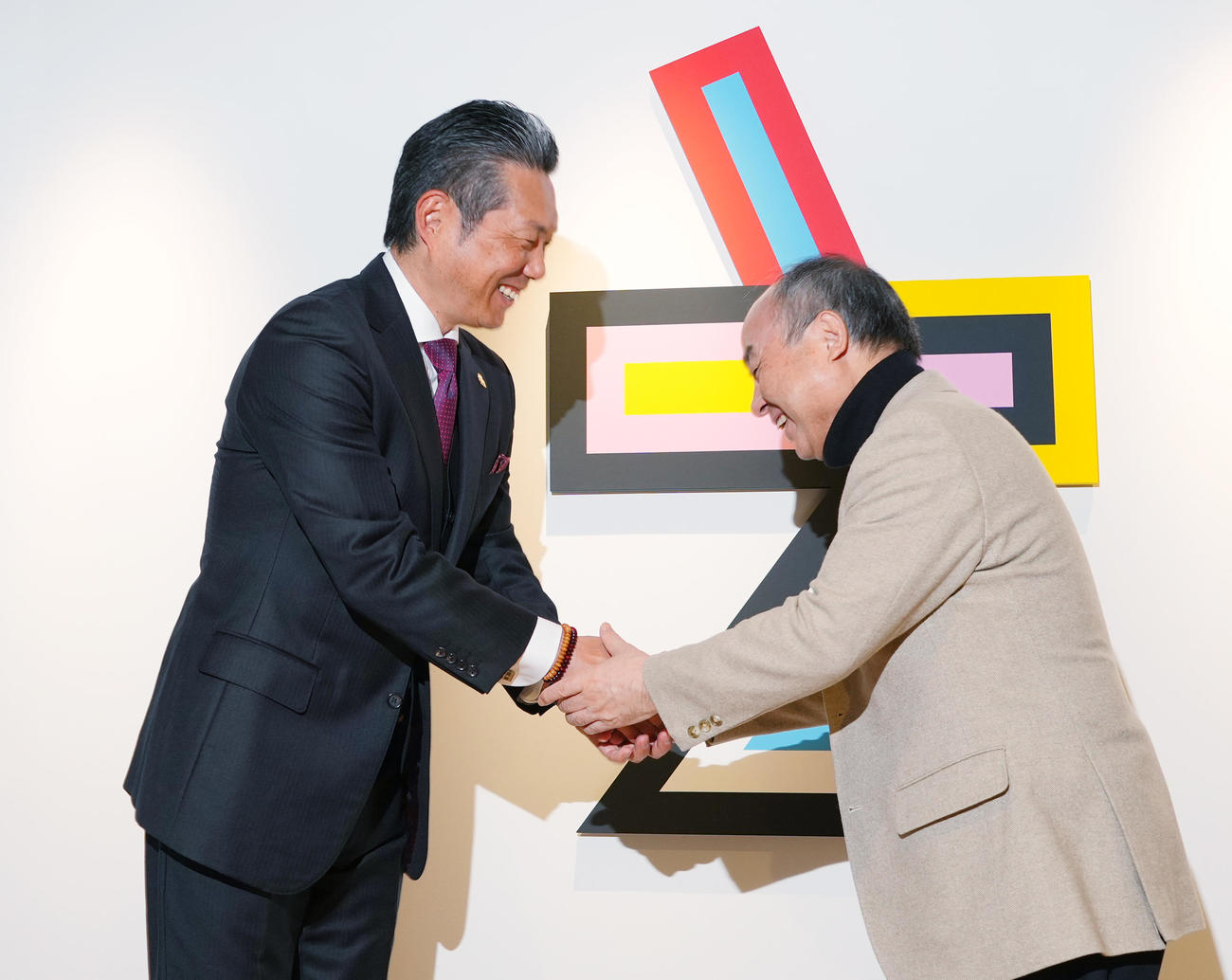 ソフトバンク本社を訪れ、孫オーナー（右）に握手であいさつするソフトバンク小久保監督（撮影・菅敏）