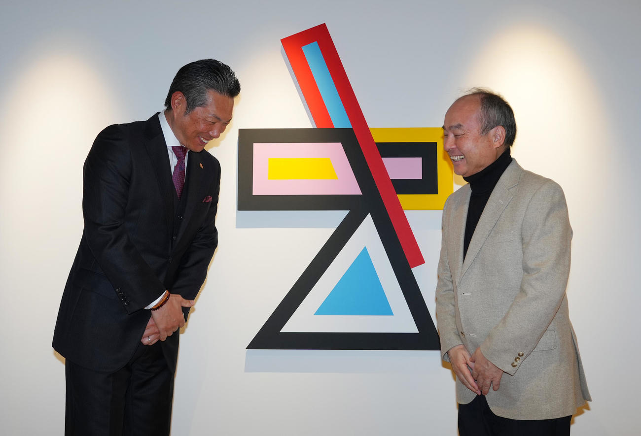 ソフトバンク本社を訪れ、孫オーナー（右）にあいさつするソフトバンク小久保監督（撮影・菅敏）