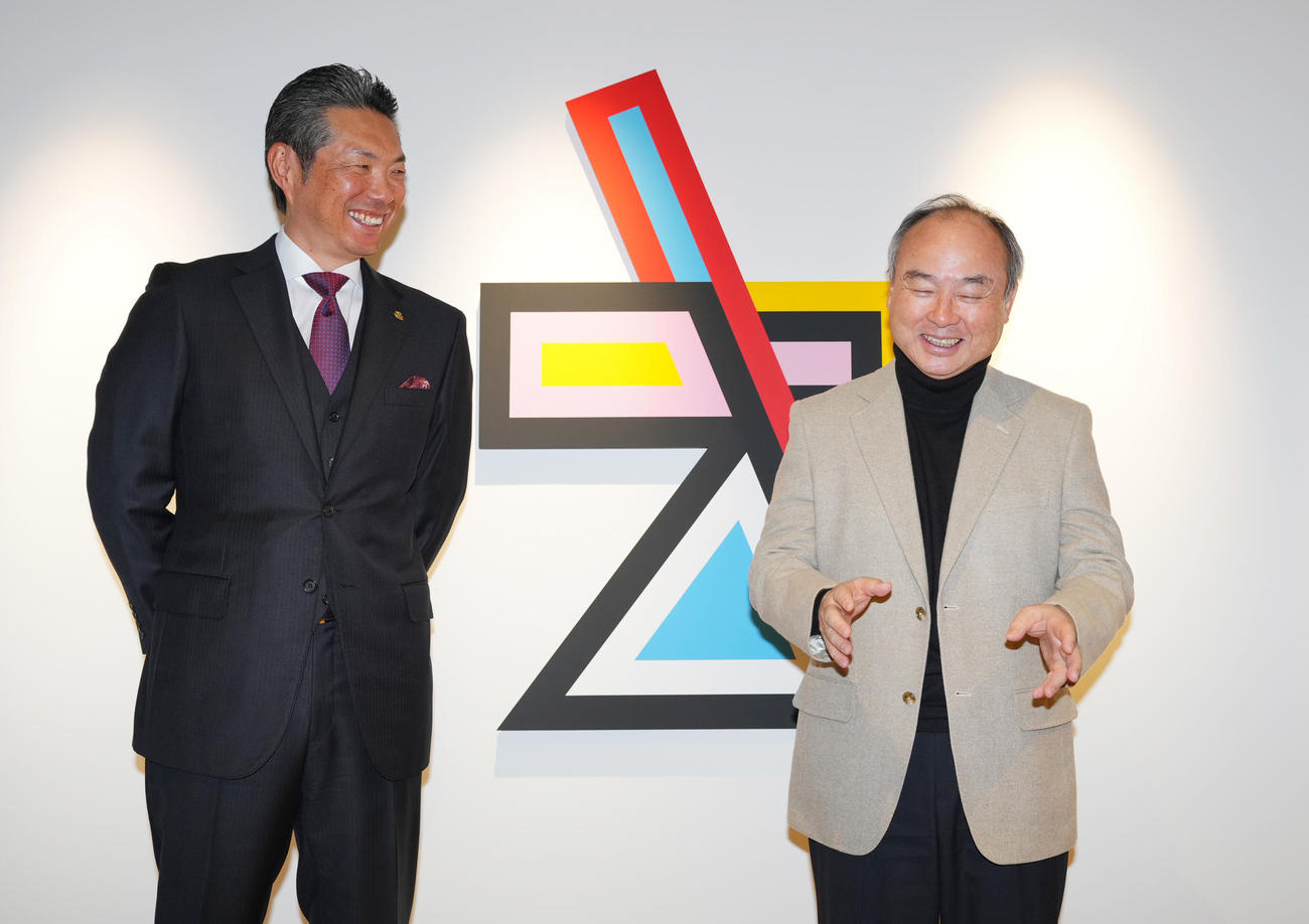 ソフトバンク本社を訪れ、孫オーナー（右）にオーナー報告をするソフトバンク小久保監督（撮影・菅敏）