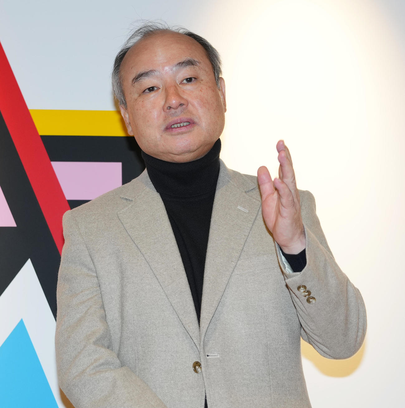 記者の質問に答えるソフトバンクの孫オーナー（撮影・菅敏）