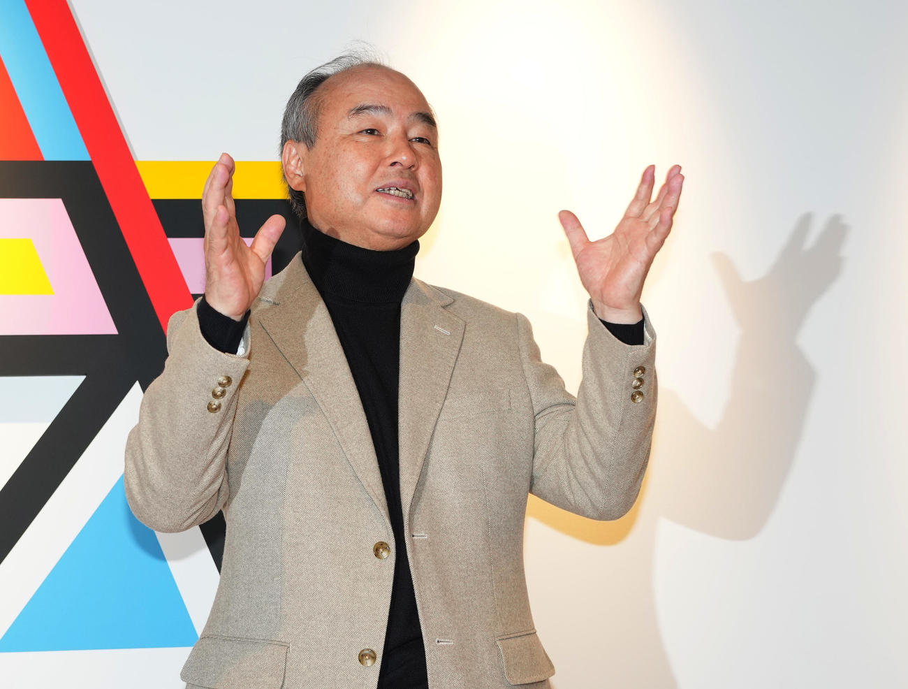 記者の質問に答えるソフトバンクの孫オーナー（撮影・菅敏）