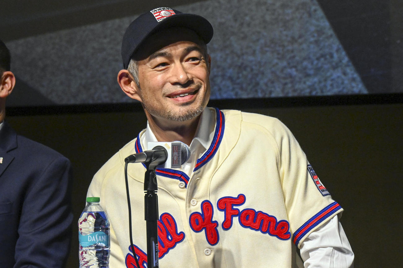 米国野球殿堂入りし、殿堂博物館で記者会見するイチロー氏（AP）