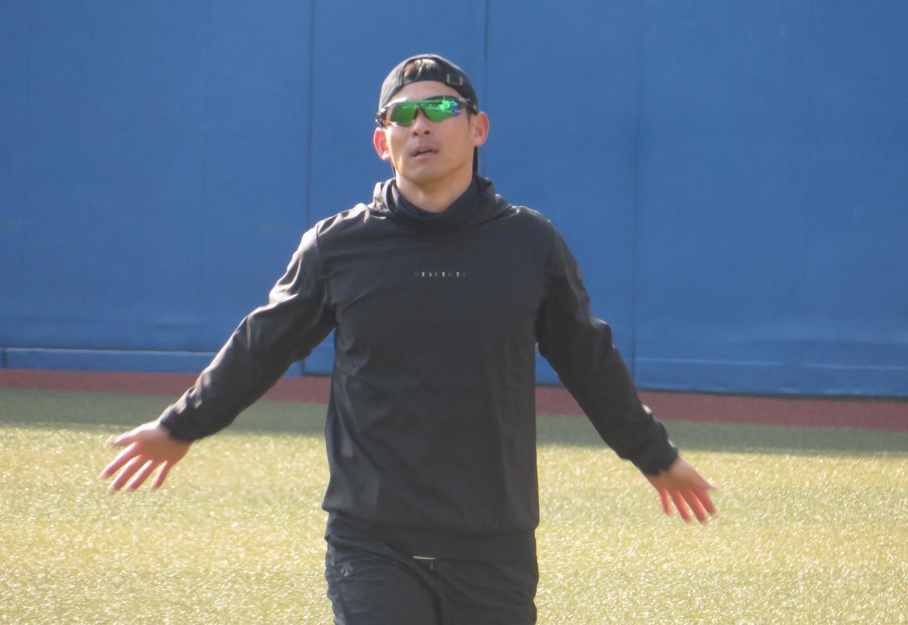 自主トレ公開で入念にウォーミングアップをおこなう荻野（撮影・星夏穂）