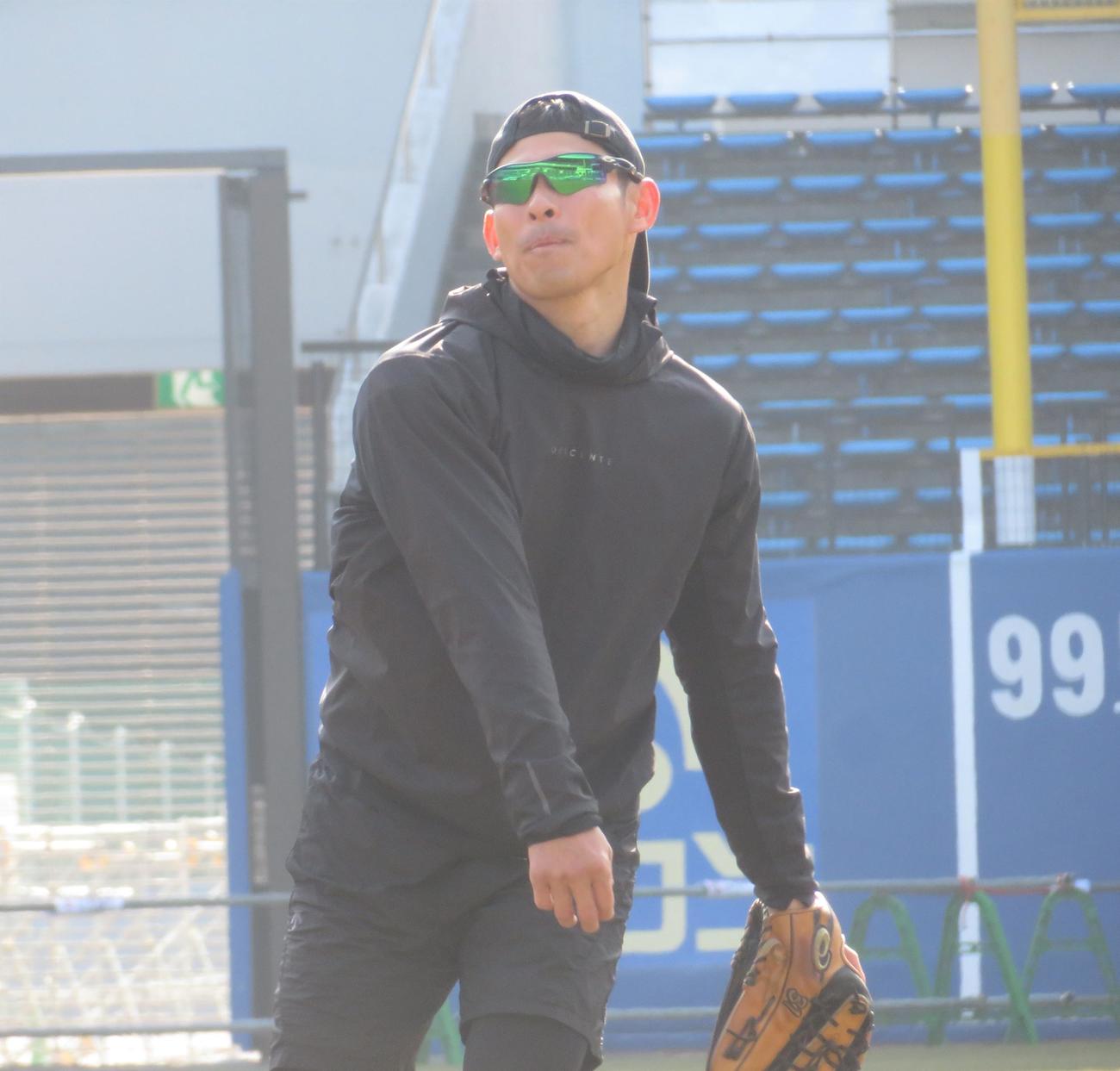 自主トレ公開でキャッチボールをおこなう荻野（撮影・星夏穂）