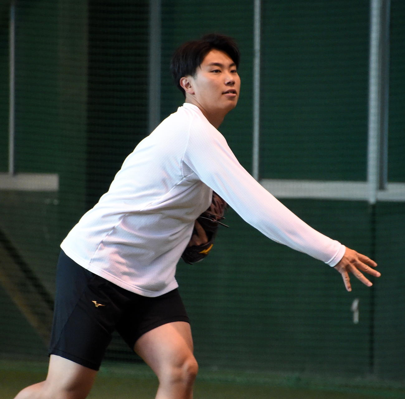 自主トレを公開した楽天渡辺翔（撮影・山田愛斗）