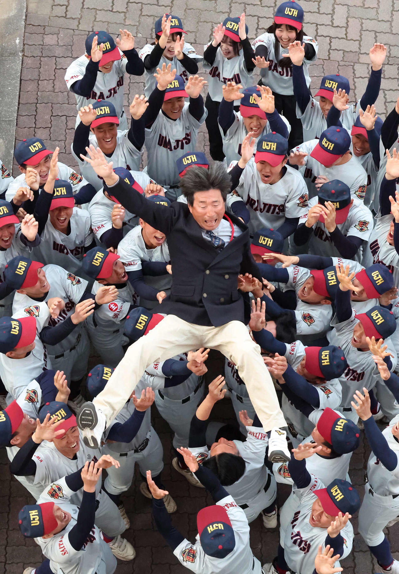 辻川監督を胴上げして、春夏通じて初の甲子園出場を喜ぶ浦和実の選手たち（撮影・丹羽敏通）