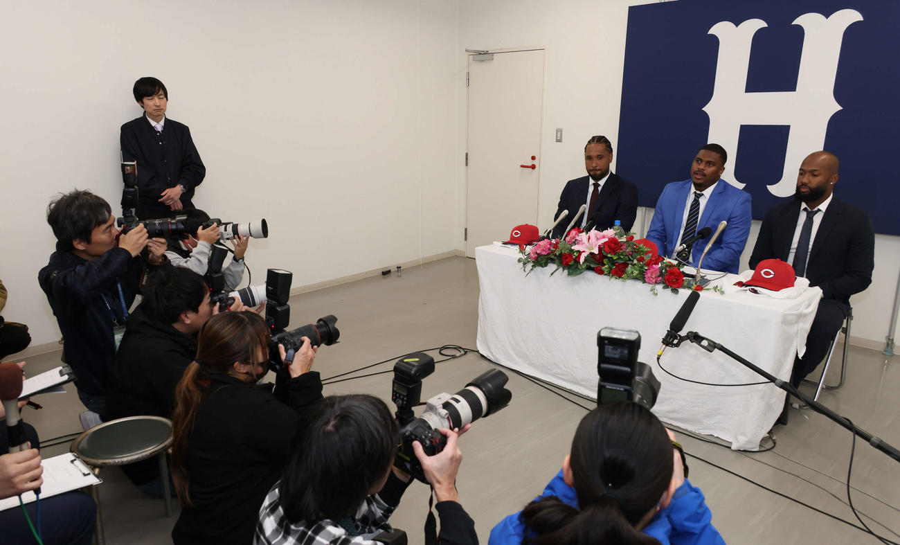新外国人入団会見で、質問に答える左からドミンゲス、モンテロ、ファビアン（撮影・加藤孝規）