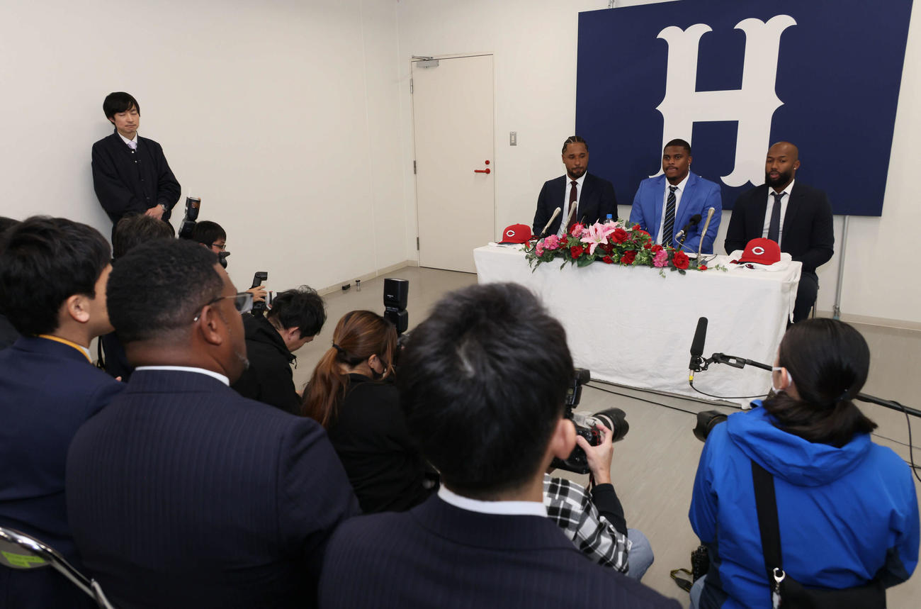 新外国人入団会見で、質問に答える左からドミンゲス、モンテロ、ファビアン（撮影・加藤孝規）