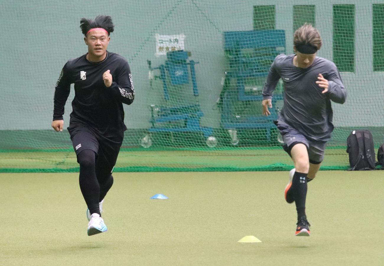 ウオーミングアップでダッシュする（左から）日本ハム吉田、矢沢（撮影・永野高輔）