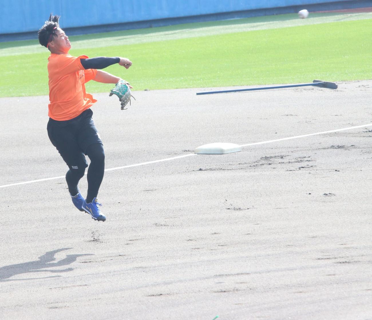先乗り自主トレでジャンピングスローを見せる日本ハム吉田（撮影・永野高輔）