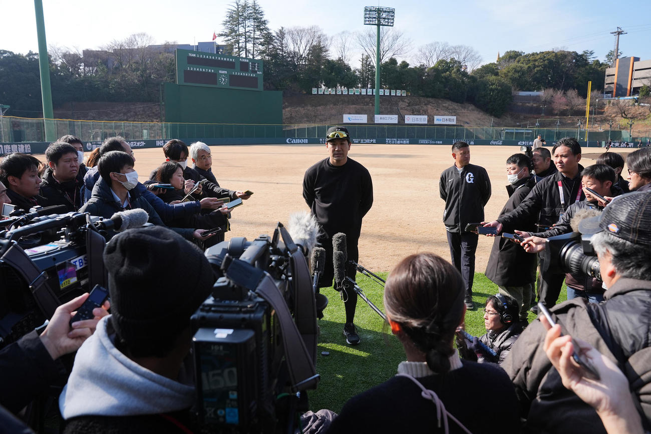 自主トレを終え囲み取材に応じる巨人田中将（撮影・垰建太）