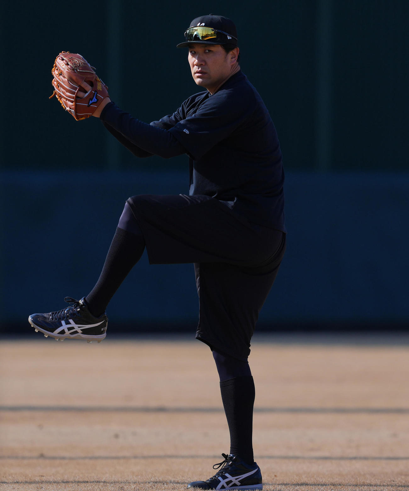 自主トレでキャッチボールする田中将（撮影・垰建太）