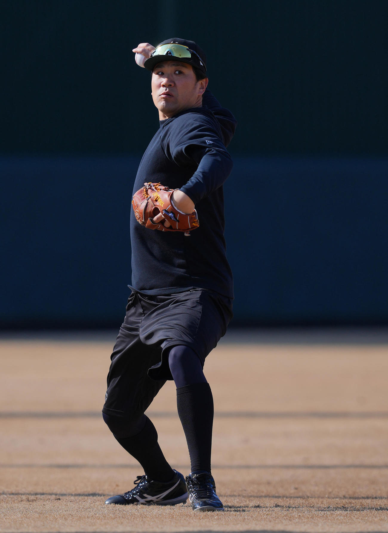 自主トレでキャッチボールする田中将（撮影・垰建太）