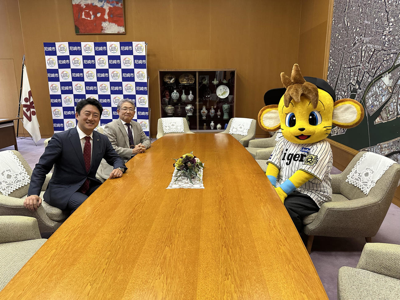 尼崎市役所を表敬訪問したコラッキー（球団提供）