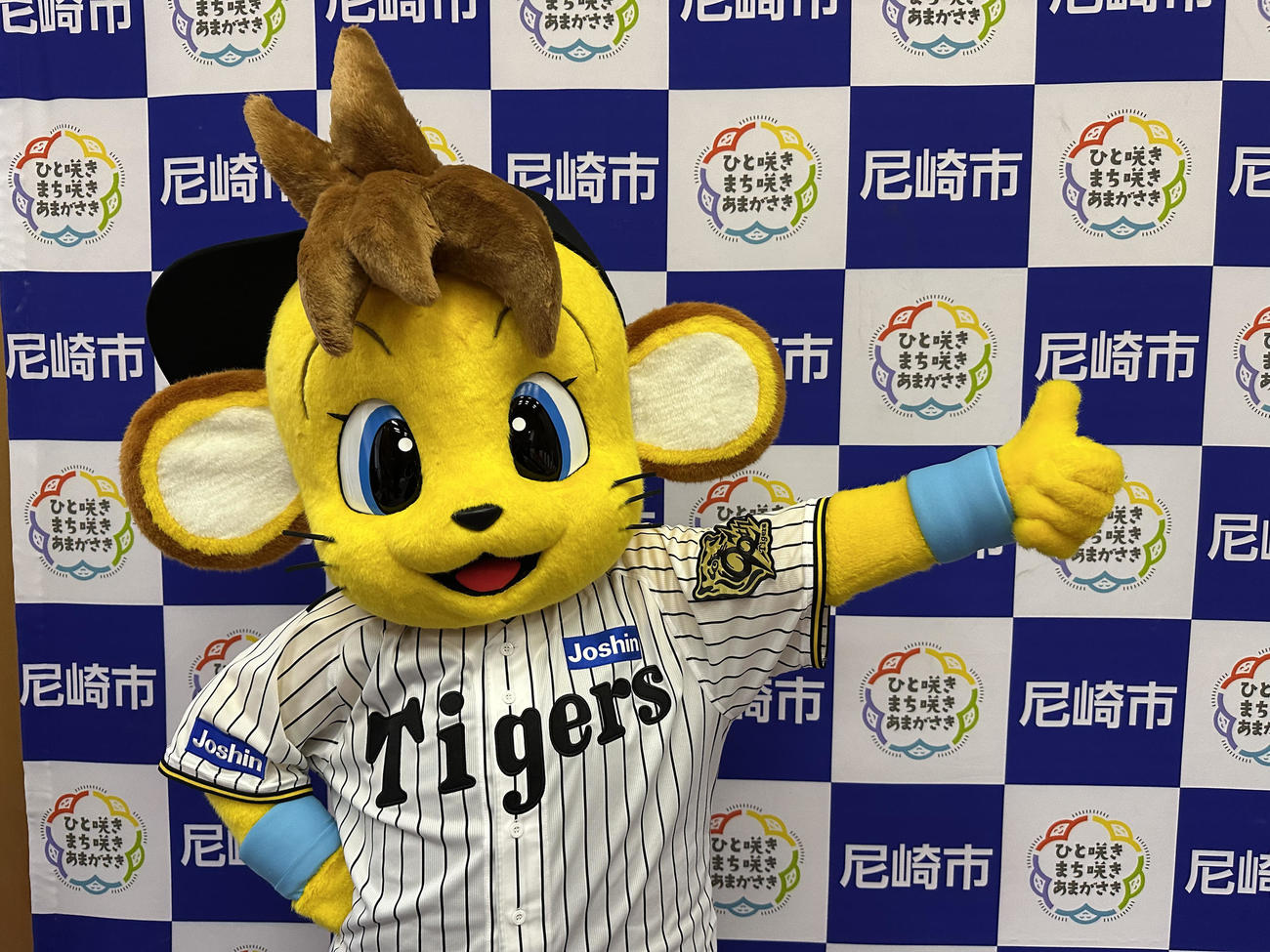 尼崎市役所を表敬訪問したコラッキー（球団提供）