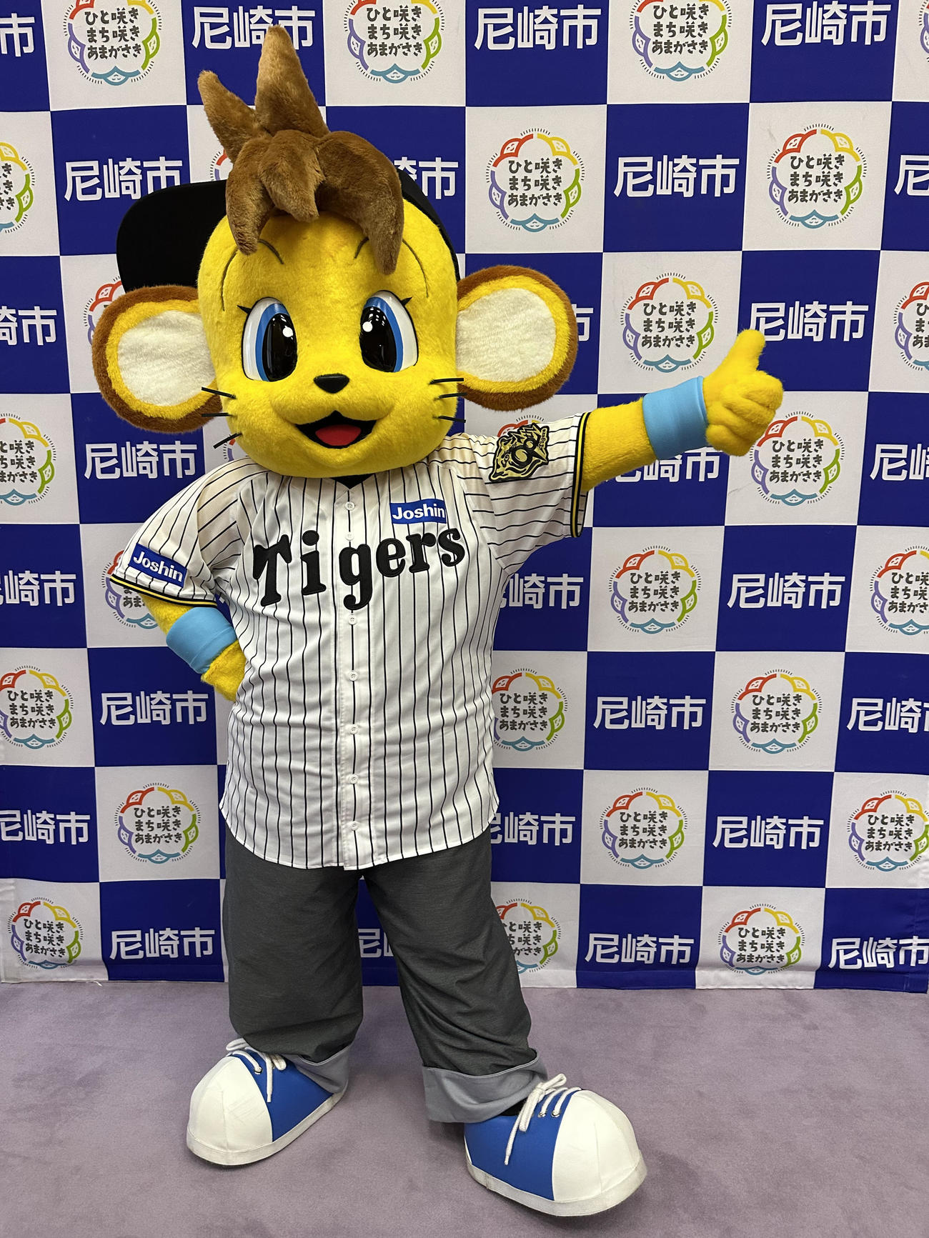 尼崎市役所を表敬訪問したコラッキー（球団提供）
