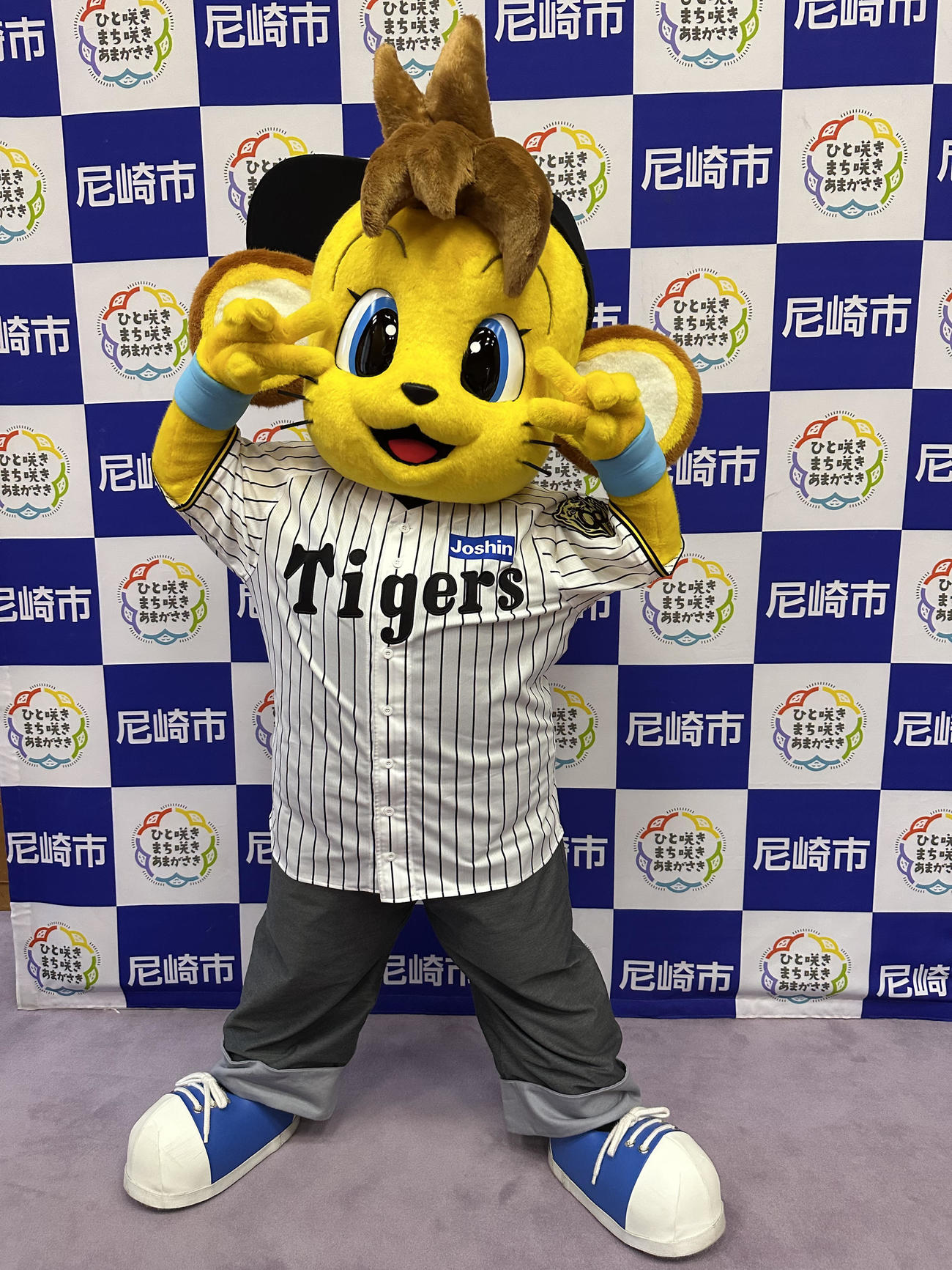 尼崎市役所を表敬訪問したコラッキー（球団提供）