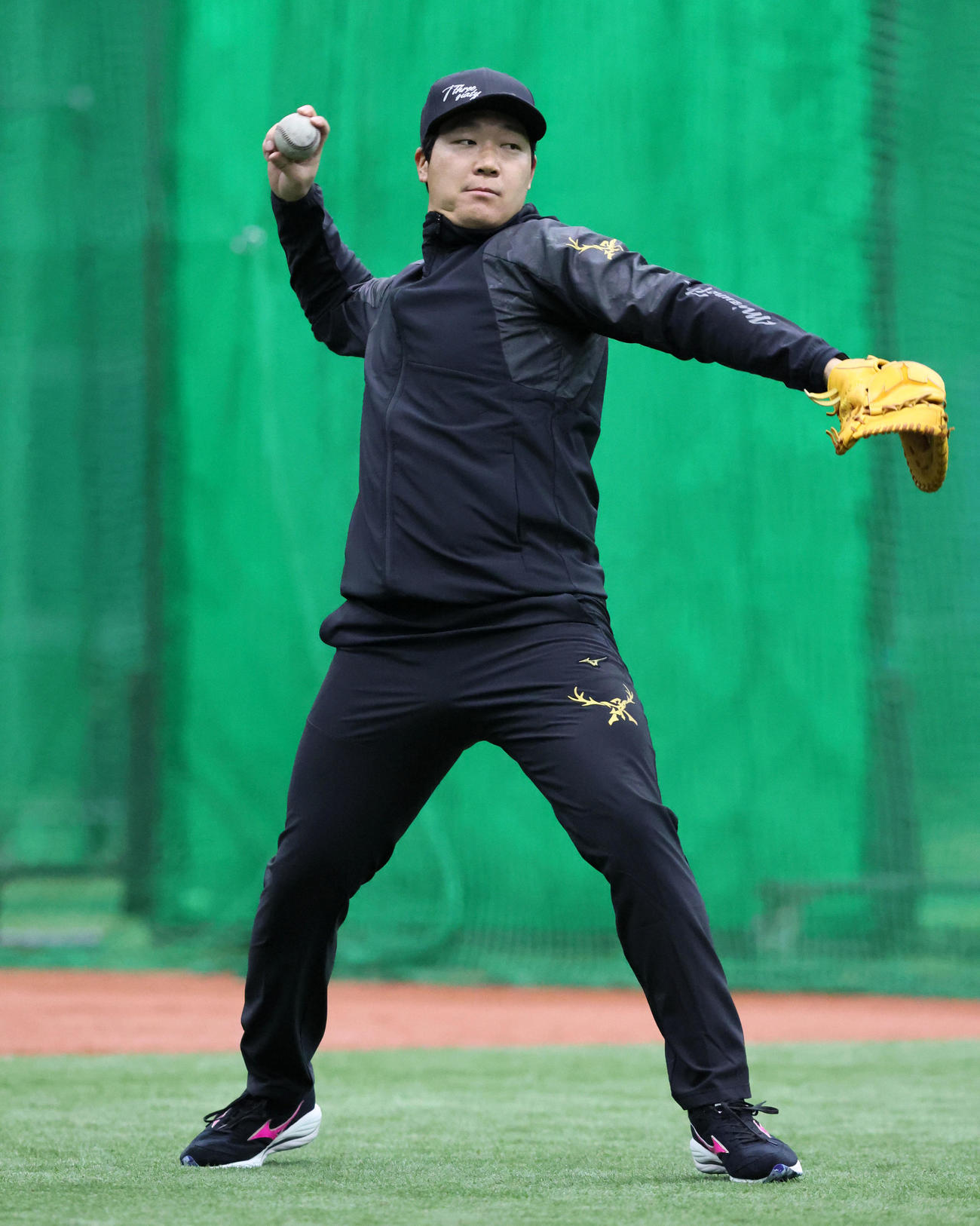 自主トレを公開しキャッチボールを行う大山（撮影・加藤哉）
