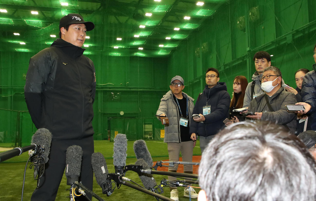 自主トレを公開しテレビインタビューを受ける大山（撮影・加藤哉）