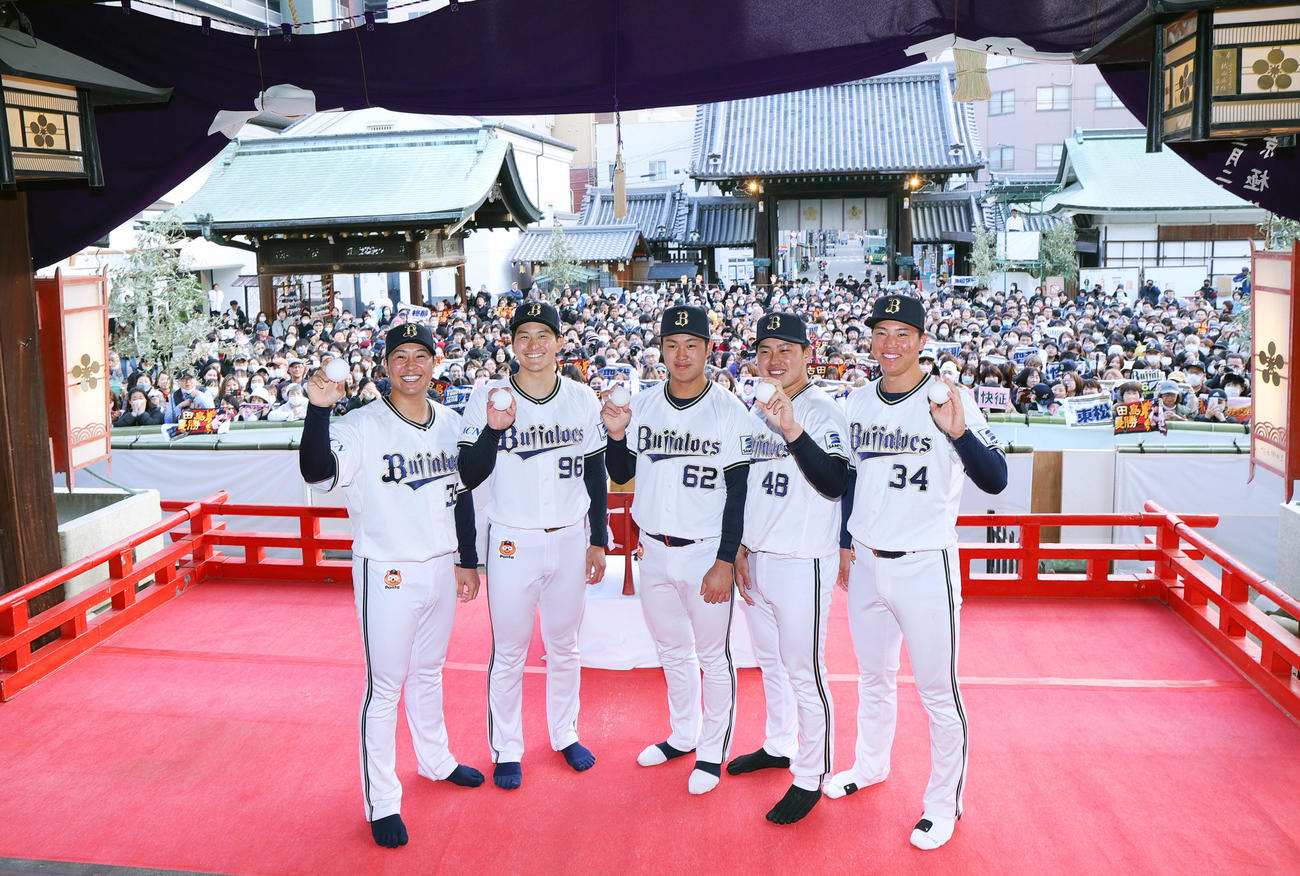 大阪天満宮「初天神梅花祭神賑行事」で福玉を手に笑顔を見せるオリックスの選手ら、左から古田島、高島、堀、東松、横山（撮影・上山淳一）