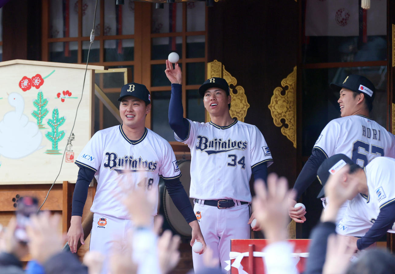 大阪天満宮「初天神梅花祭神賑行事」で福玉まきを行うオリックスの、左から東松、横山、堀（撮影・上山淳一）