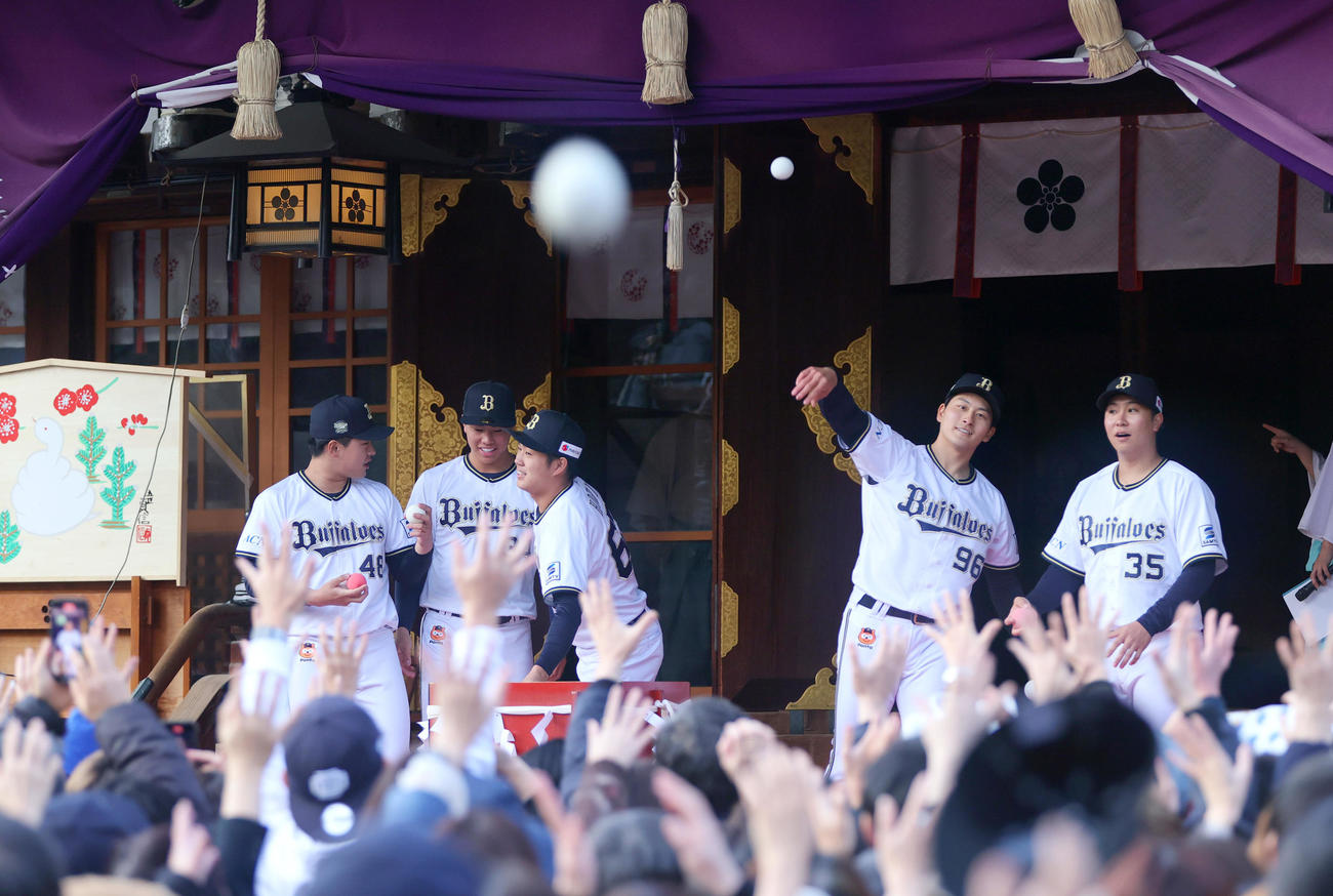 大阪天満宮「初天神梅花祭　神賑行事」で福玉まきを行うオリックスの5選手、左から横山、東松、堀、高島、古田島（撮影・上山淳一）