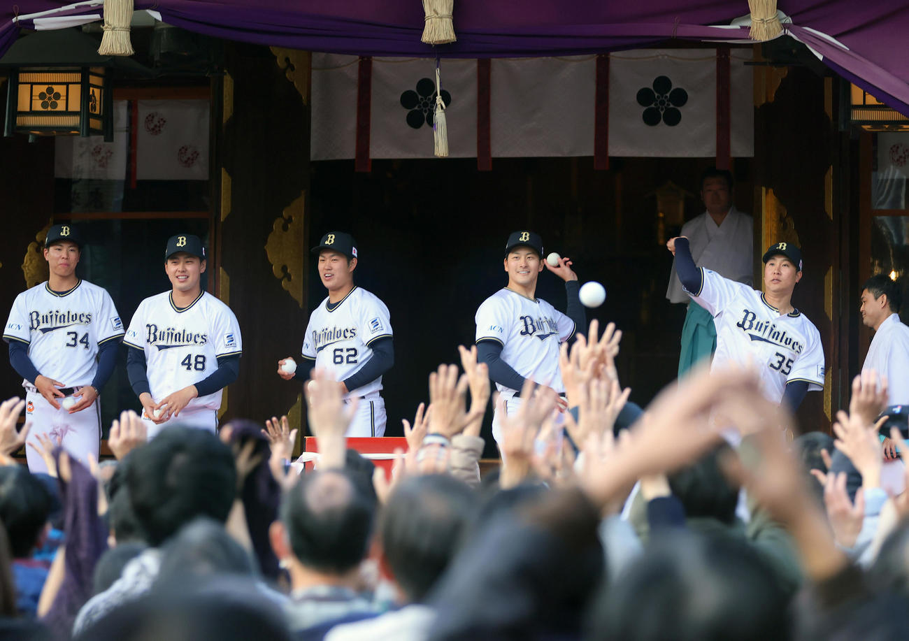 大阪天満宮「初天神梅花祭神賑行事」で福玉まきを行うオリックスの5選手、左から横山、東松、堀、高島、古田島（撮影・上山淳一）