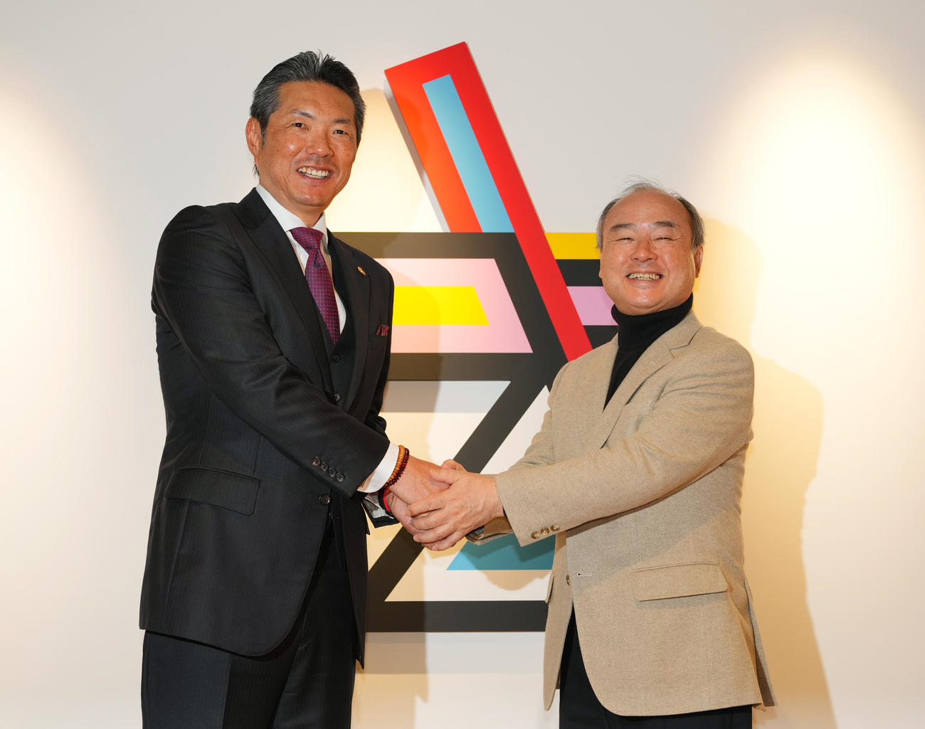 ソフトバンク本社を訪れ、孫オーナー（右）に握手であいさつするソフトバンク小久保監督（撮影・菅敏）