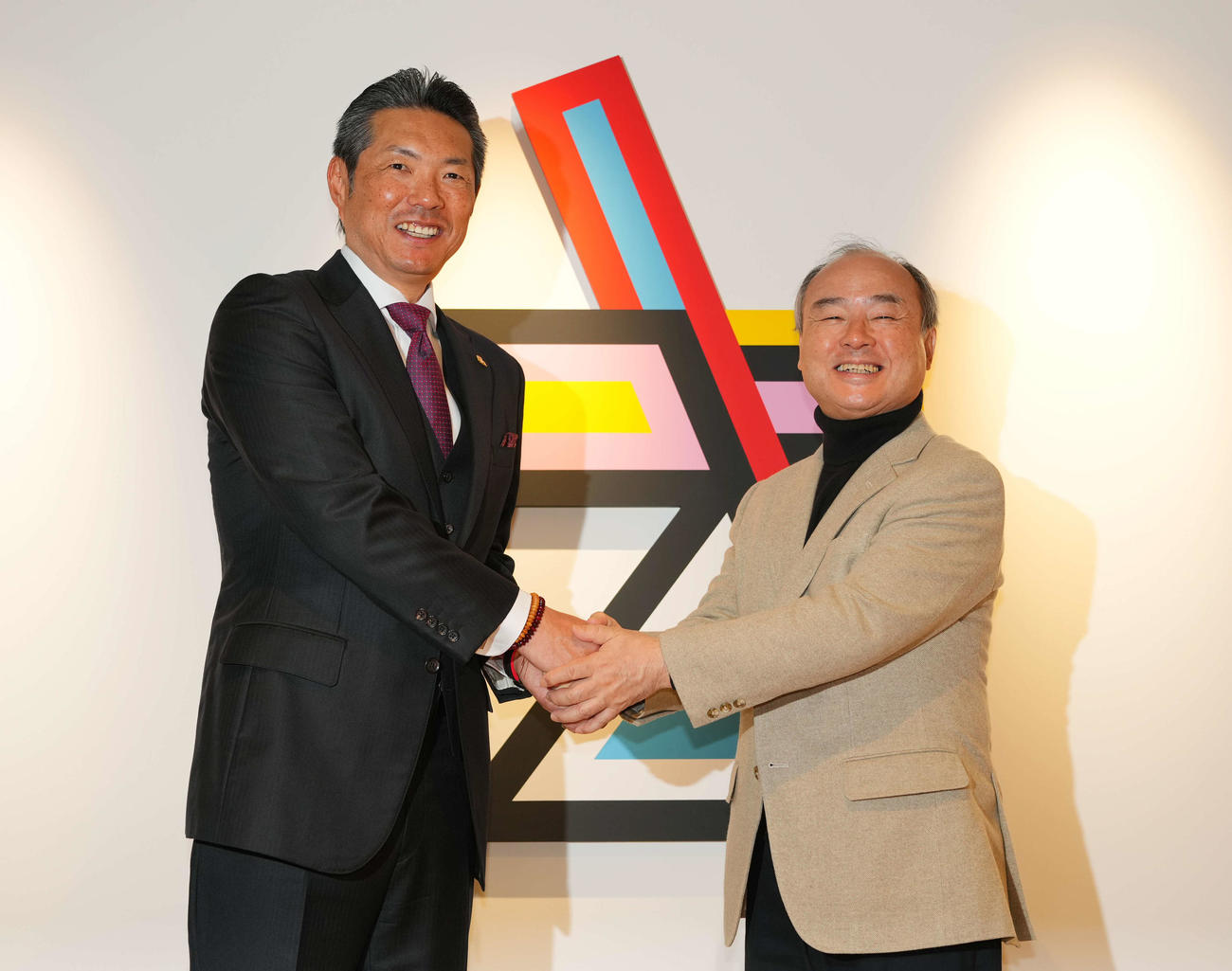 ソフトバンク本社を訪れ、孫オーナー（右）に握手であいさつするソフトバンク小久保監督（撮影・菅敏）